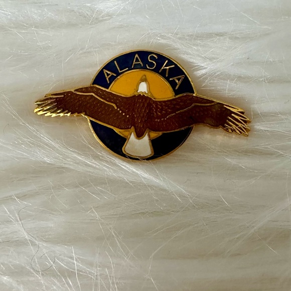 1” Vintage 1986 ALASKA Pin WM Spear Design, Eagle - Picture 1 of 4
